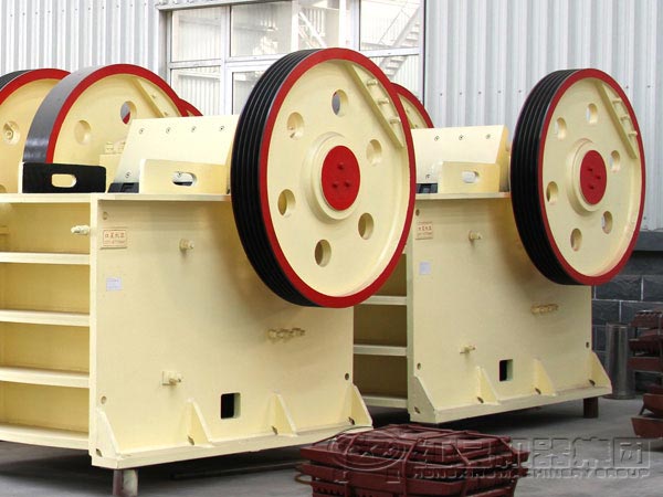 采石場破碎石頭要用到哪些設備？