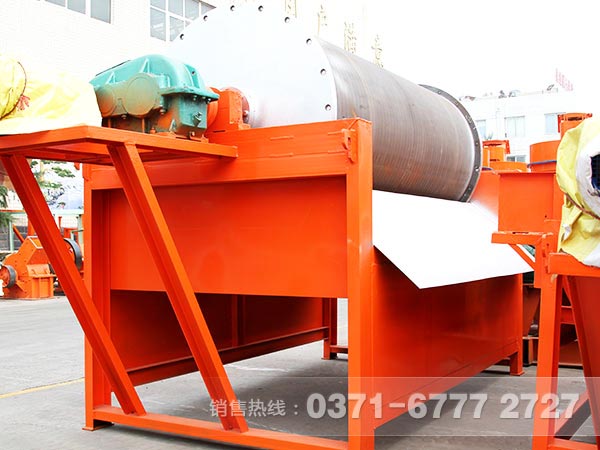 褐鐵礦強磁磁選機側(cè)面圖