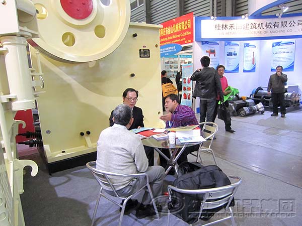 簡擺式顎式破碎機(jī)展會