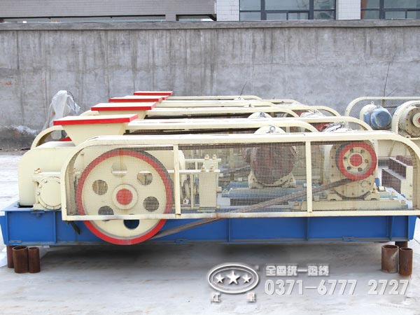 水泥廠(chǎng)用輥式破碎機(jī)