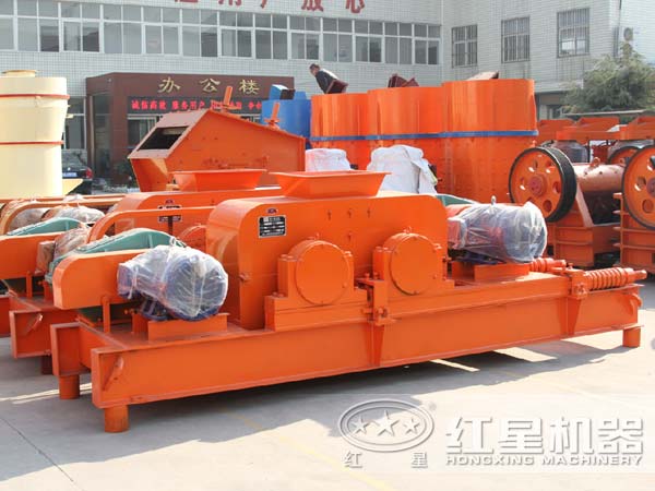 大型輥式破碎機廠區(qū)一角