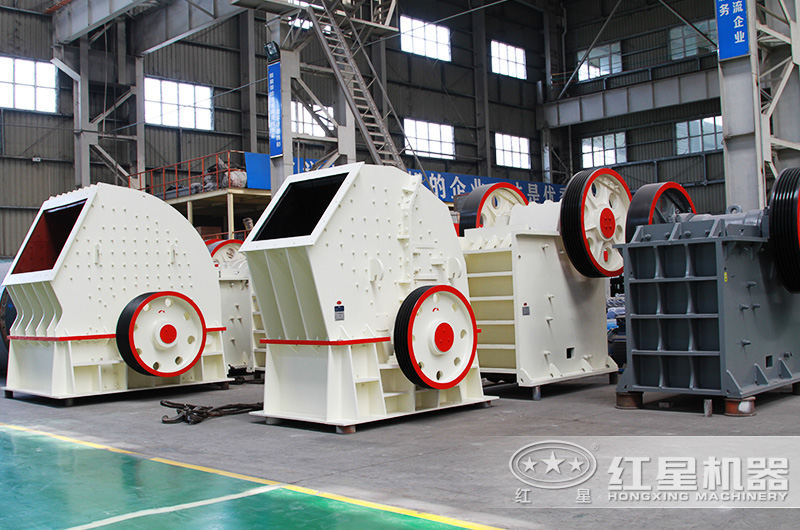 河南重錘破碎機(jī)廠家車(chē)間一角