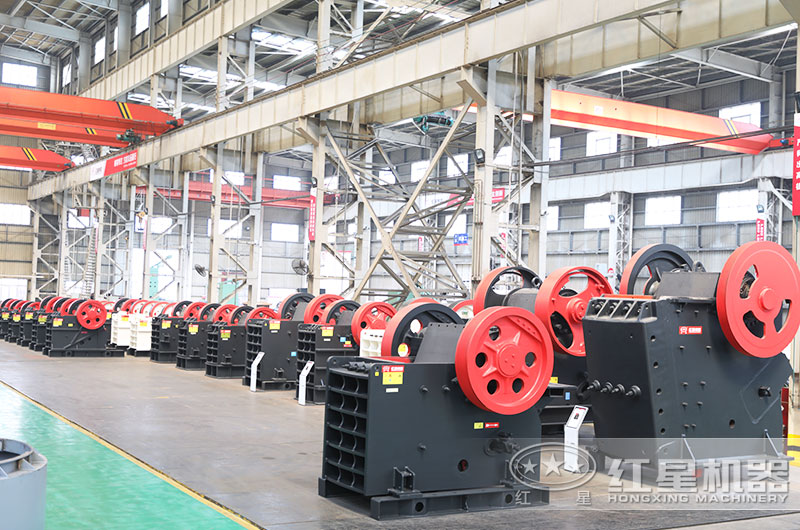 顎式破碎機(jī)生產(chǎn)車(chē)間實(shí)拍圖 顎式破碎機(jī)生產(chǎn)車(chē)間實(shí)拍圖