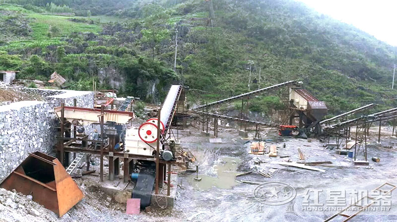 顎式破碎機(jī)細(xì)碎加工作業(yè)現(xiàn)場(chǎng) 顎式破碎機(jī)細(xì)碎加工作業(yè)現(xiàn)場(chǎng)