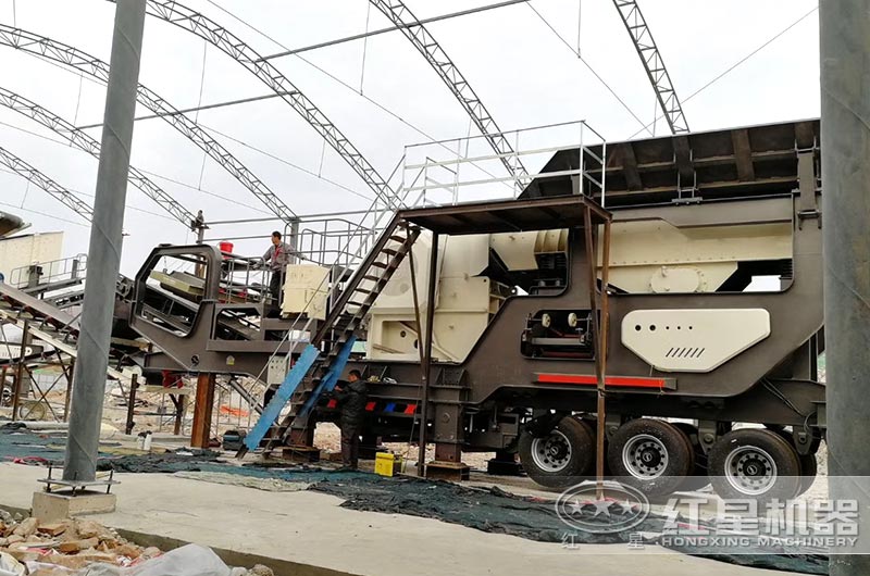 顎式移動(dòng)破碎站工作現(xiàn)場(chǎng)圖片