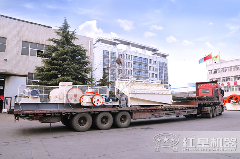 花崗巖對(duì)輥破碎機(jī)設(shè)備裝車發(fā)貨 花崗巖對(duì)輥破碎機(jī)設(shè)備裝車發(fā)貨