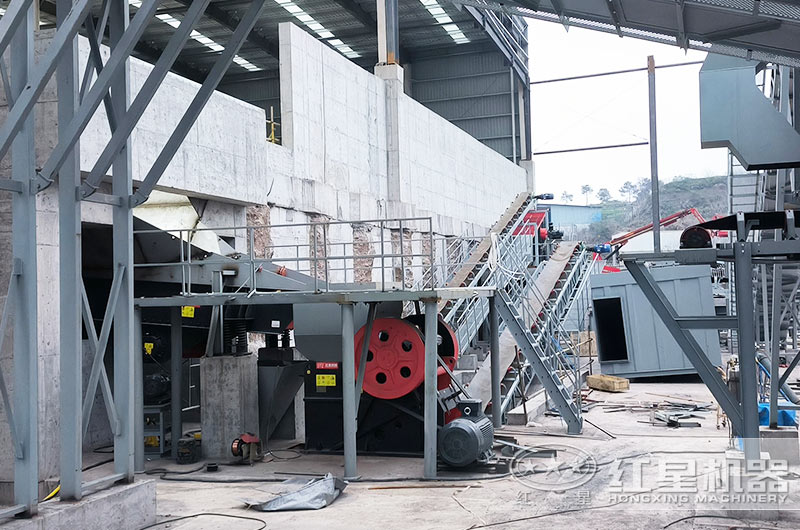 CJ歐版顎式破碎機工作現(xiàn)場圖片