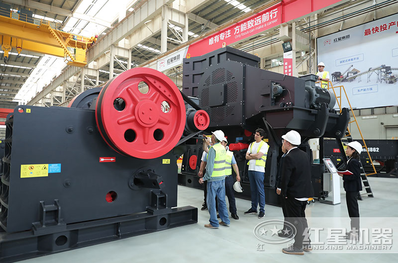 客戶來(lái)廠考察鄂破機(jī)設(shè)備 客戶來(lái)廠考察鄂破機(jī)設(shè)備