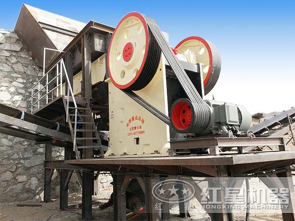 PE顎式破碎機生產現(xiàn)場