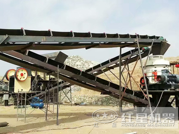 花崗巖制砂生產(chǎn)線施工現(xiàn)場(chǎng)一角