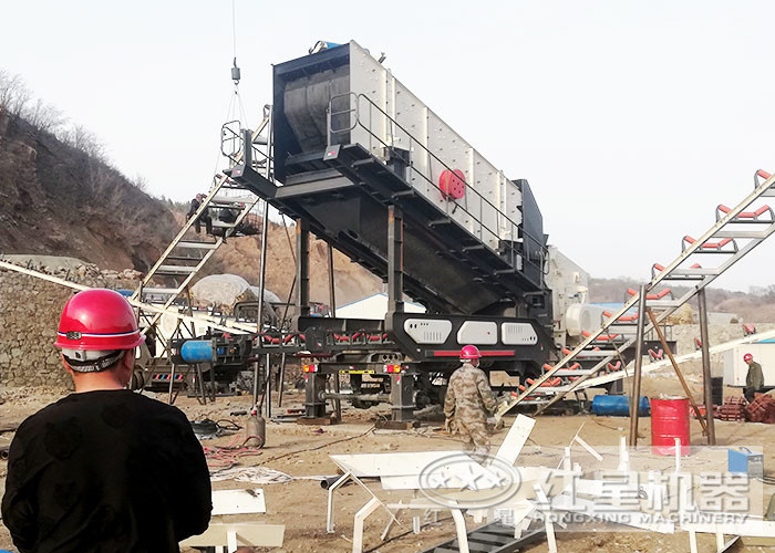 再硬的石頭，在這臺(tái)流動(dòng)碎石機(jī)下也變成了規(guī)整的石子