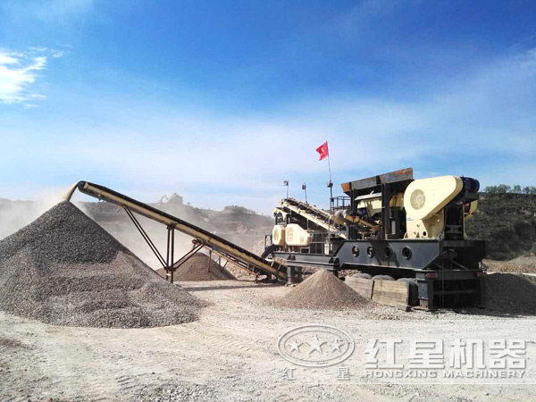 移動(dòng)碎石機(jī)作業(yè)現(xiàn)場