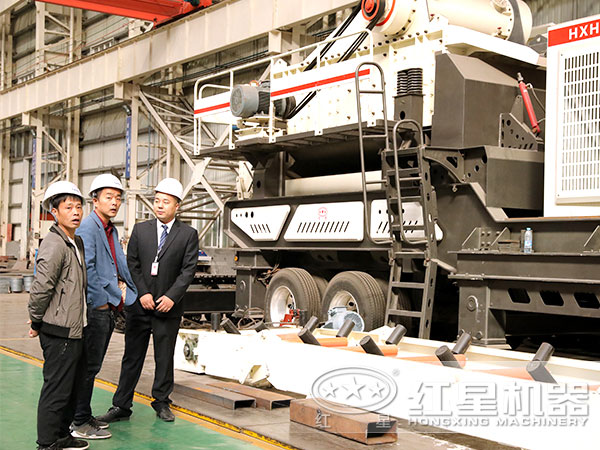 客戶來(lái)廠參觀流動(dòng)打石機(jī)