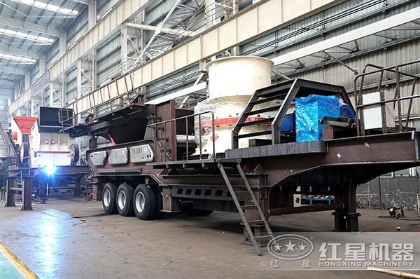 搭配不同主機(jī)的石料移動(dòng)磕石機(jī)生產(chǎn)車(chē)間