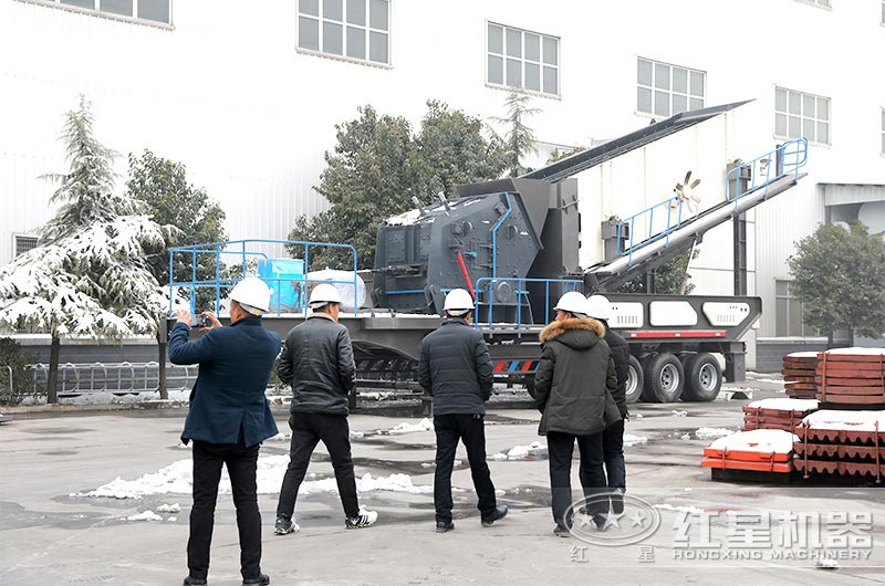 客戶來廠參觀磚渣破碎機(jī)