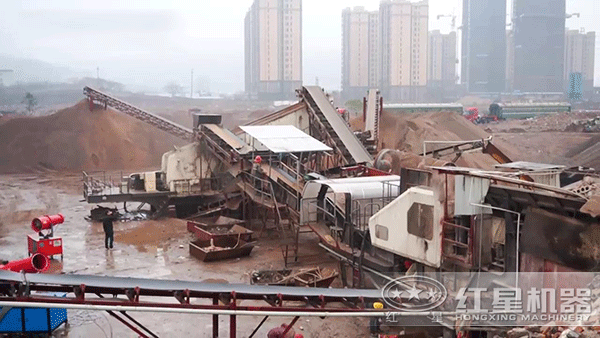 配有除塵設備的小型移動軋石機破碎現(xiàn)場