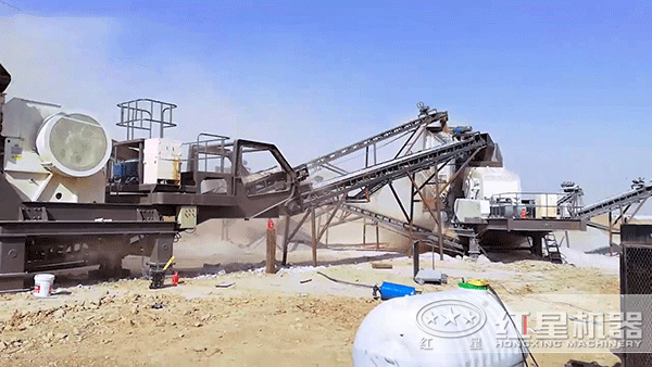正在生產(chǎn)砂石骨料的移動(dòng)破碎車(chē)