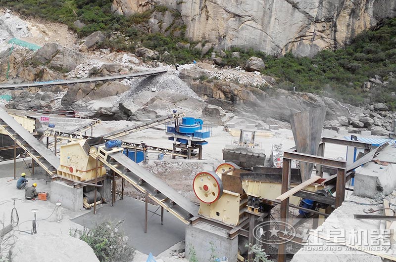 顎式破碎機(jī)、反擊破碎機(jī)、制沙機(jī)三機(jī)制沙現(xiàn)場