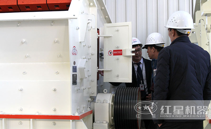 紅星技術(shù)經(jīng)理陪同用戶(hù)參觀考察反擊破碎機(jī)