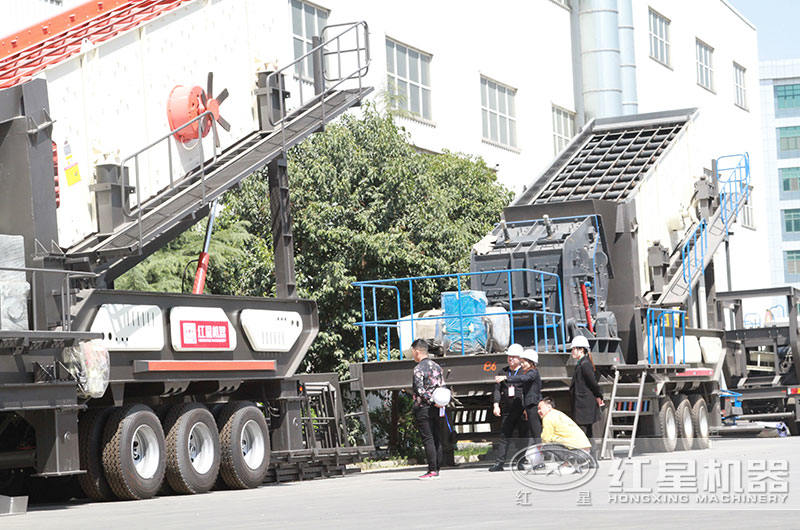 技術經(jīng)理陪山東用戶認真考察移動設備