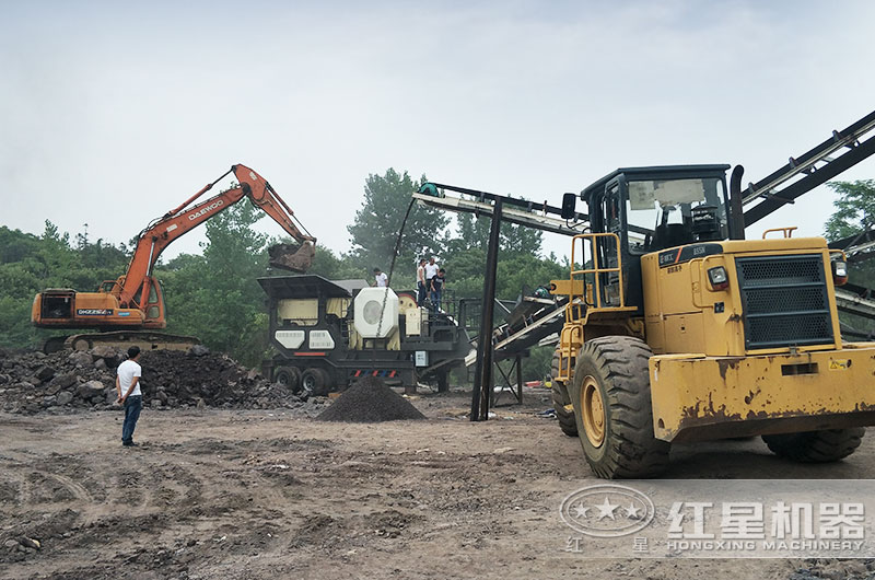 移動(dòng)式煤炭粉碎機(jī)碎煤加工現(xiàn)場(chǎng)