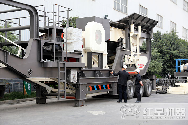 紅星技術(shù)經(jīng)理正在耐心為考察設(shè)備的用戶講解相關(guān)問題