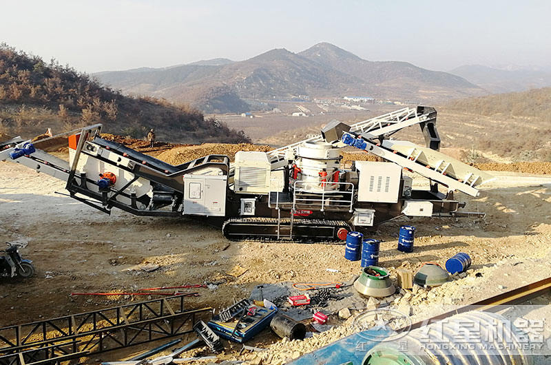 履帶移動(dòng)式石子破碎機(jī)怎么樣？紅星帶您走進(jìn)山東煙臺(tái)碎石現(xiàn)場親身體驗(yàn)