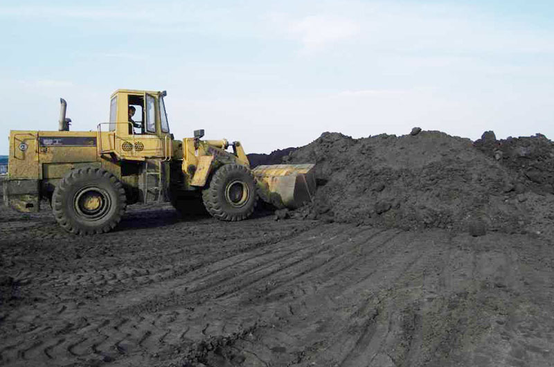 濕煤泥怎么破碎？選用這款800型立式破碎機(jī)還不錯(cuò)