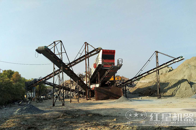 時產20噸三合一移動破碎機生產現(xiàn)場