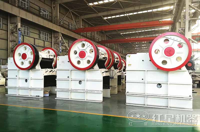 不同規(guī)格的顎式破碎機生產(chǎn)車間