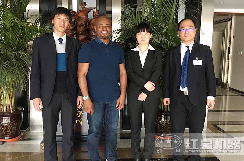 國外用戶來廠考察破碎混凝的移動設(shè)備合影留念