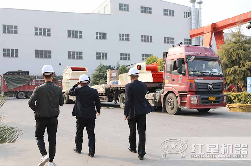 江西沙子廠用戶(hù)來(lái)廠考察打石頭設(shè)備