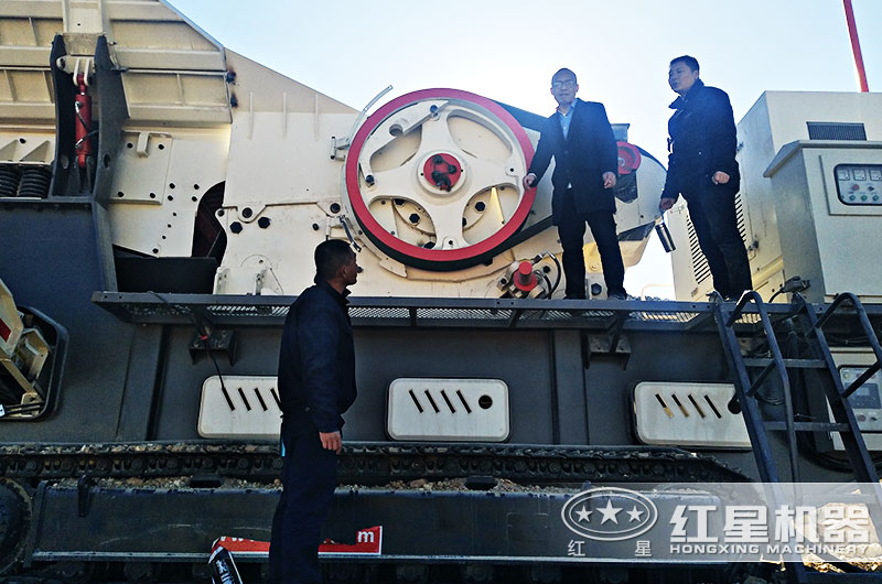 大型履帶建筑垃圾回收破碎機設(shè)備已經(jīng)到達破碎現(xiàn)場