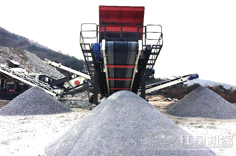 履帶移動篩分機生產(chǎn)出三種成品