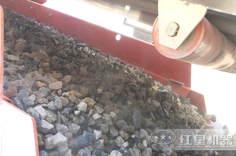 作業(yè)中的履帶移動篩分機