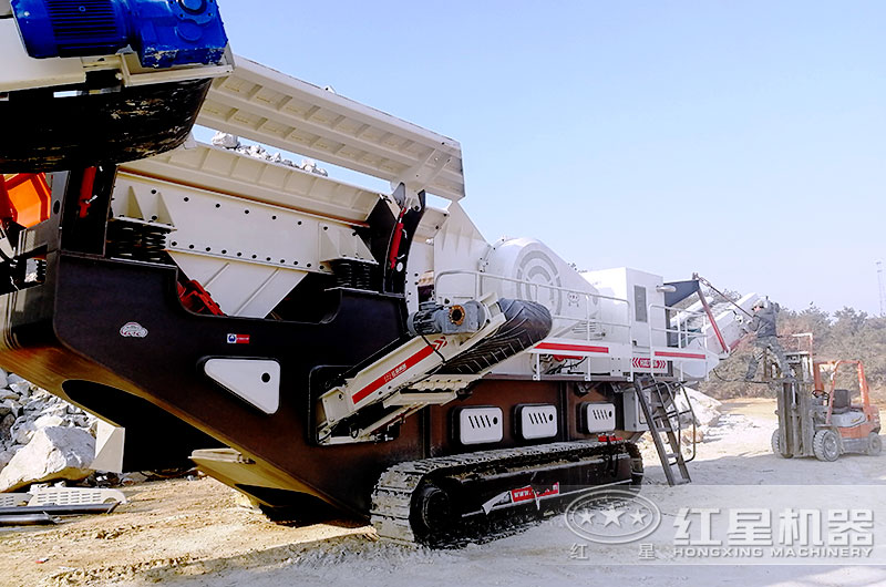 移動履帶碎石機已經開到破碎現(xiàn)場