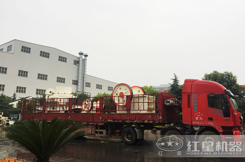 石頭粉碎機(jī)發(fā)貨現(xiàn)場(chǎng)