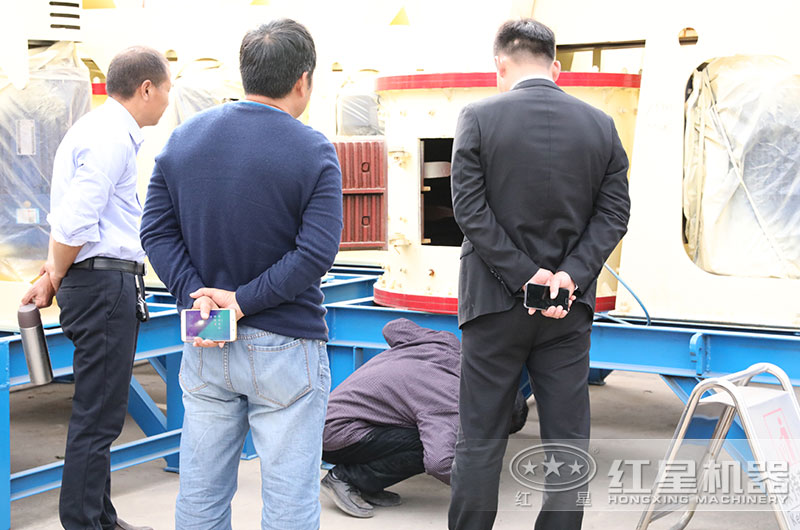 客戶來(lái)廠考察立軸復(fù)合破制砂機(jī)