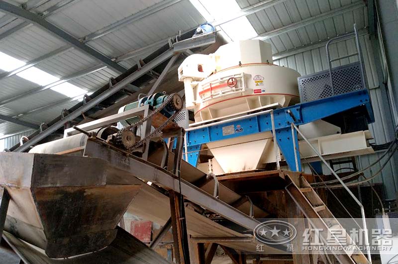 河石碎沙機多少錢？生產(chǎn)出來的人工沙與河沙有什么區(qū)別？