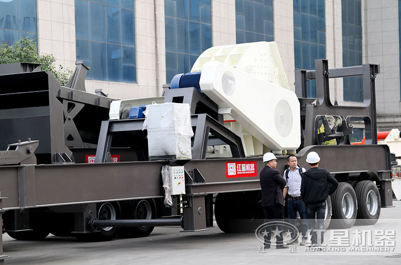 山東濟(jì)南用戶來(lái)廠考察選購(gòu)大型移動(dòng)粉碎機(jī)