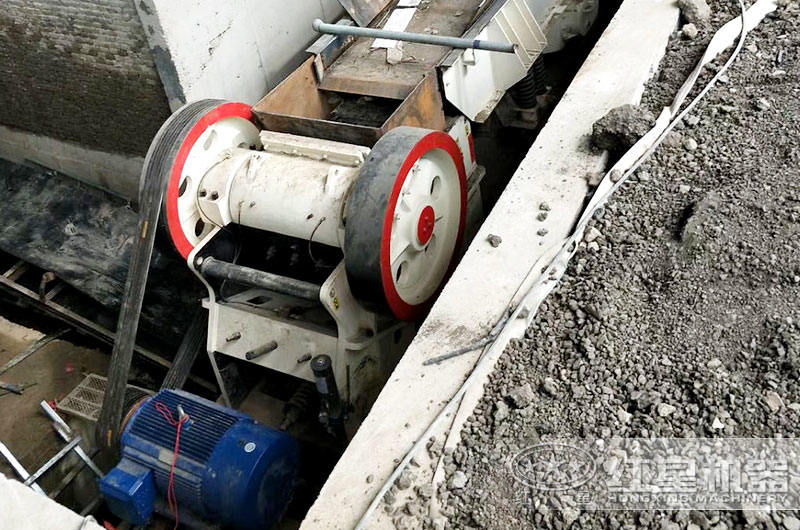 破碎石頭機10萬的有多大產(chǎn)量，哪個廠家生產(chǎn)的質(zhì)量好？