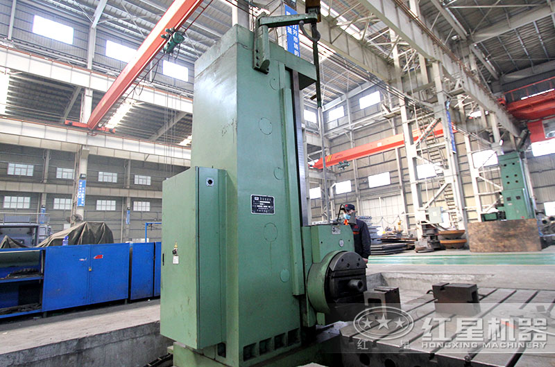 紅星機器技術(shù)人員正在熟練的操作著設(shè)備