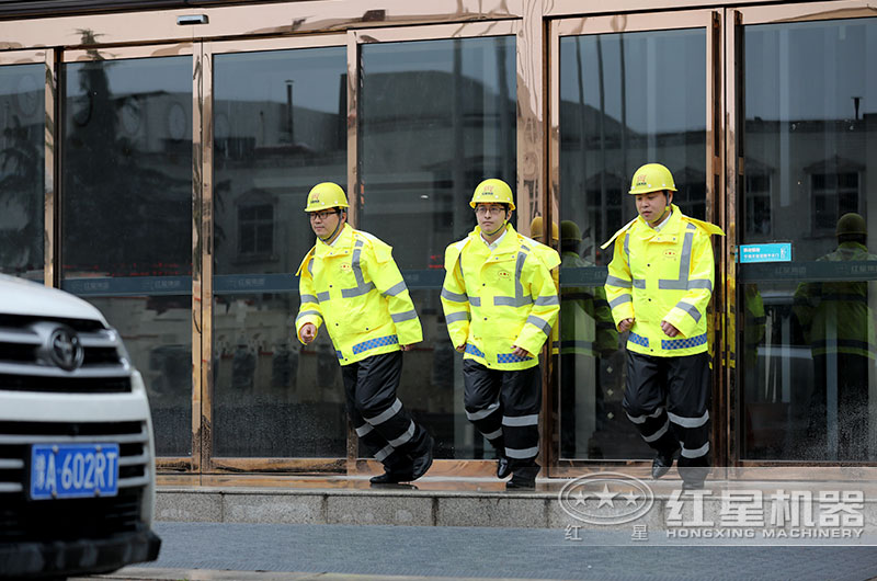 紅星機(jī)器售后人員，為您隨時(shí)待命