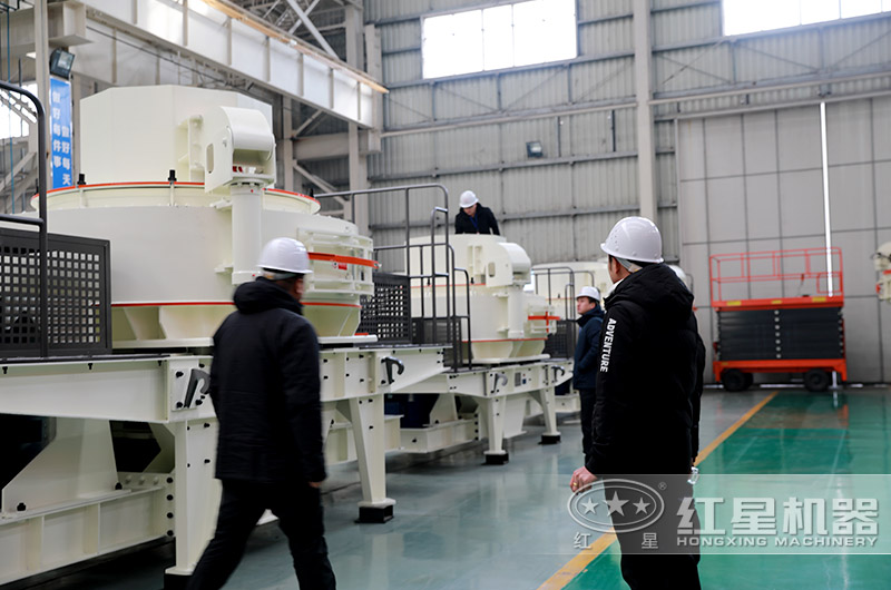 客戶(hù)來(lái)廠(chǎng)考察河卵石制砂機(jī)