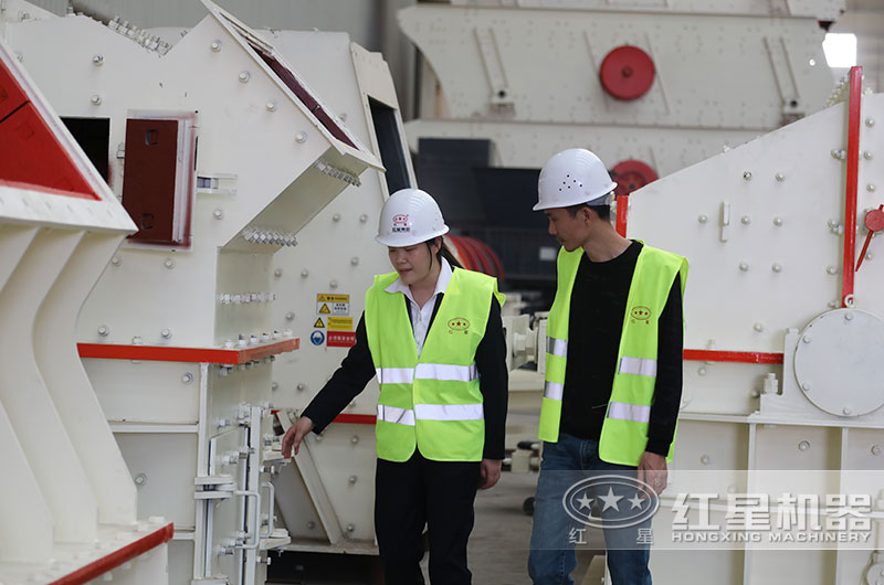 有1萬(wàn)至2萬(wàn)左右的的小型碎石機(jī)嗎？