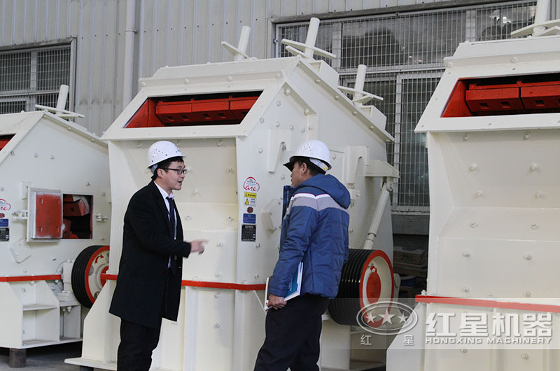 客戶(hù)來(lái)廠考察反擊式破碎機(jī)