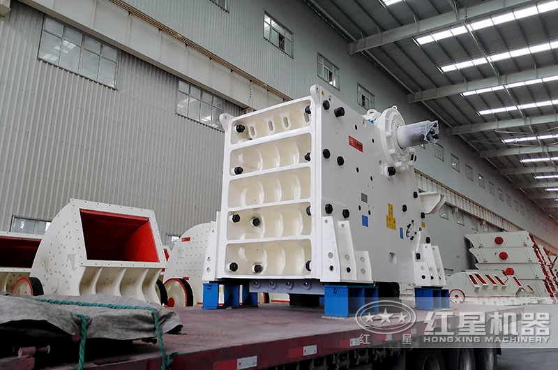 客戶訂購的顎式破碎機準備發(fā)貨