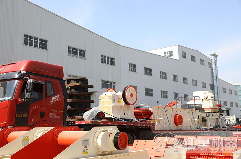 整套打砂生產(chǎn)線(xiàn)設(shè)備裝車(chē)以備發(fā)貨中