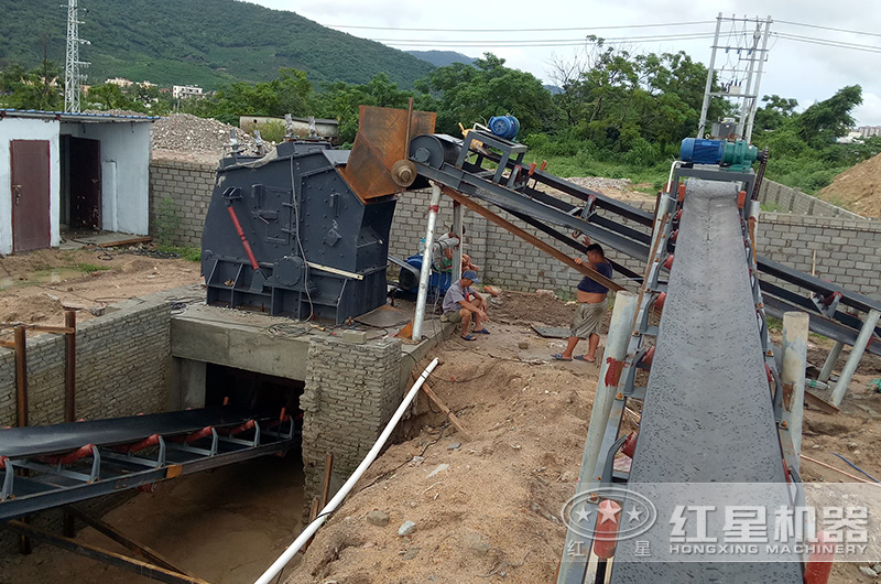 反擊式河卵石粉碎設(shè)備生產(chǎn)現(xiàn)場(chǎng)